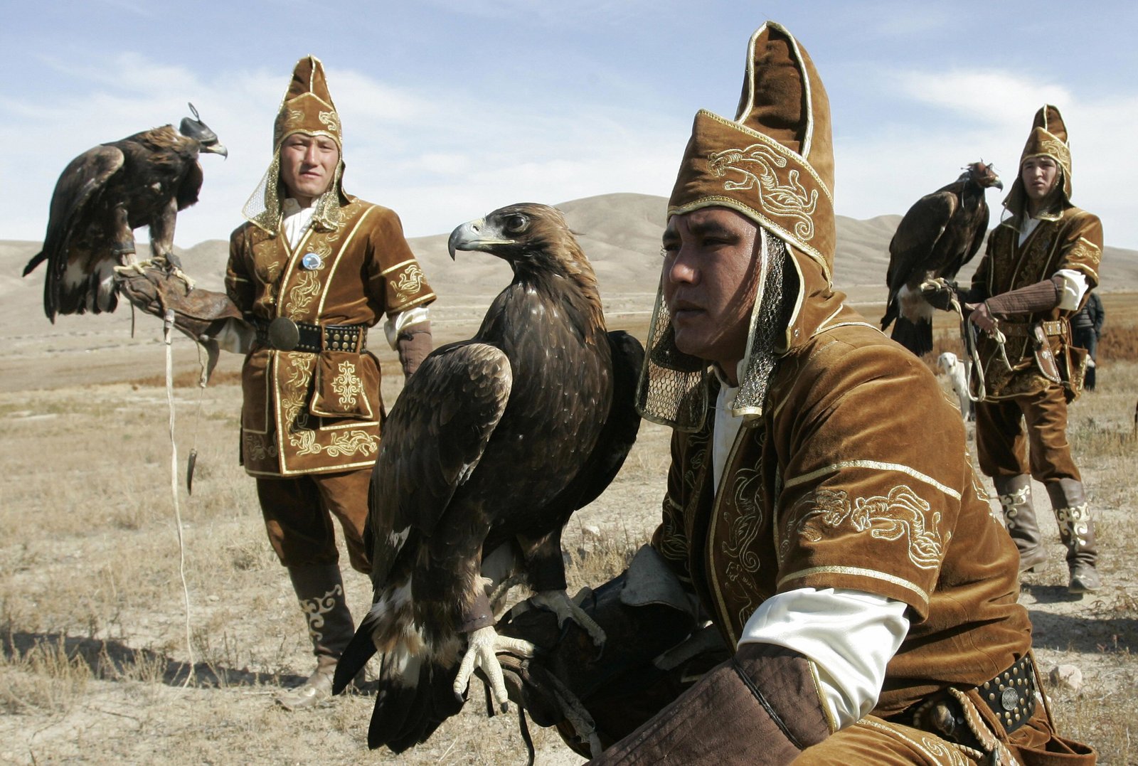 https://overlandtraveltips.com/wp-content/uploads/2026/08/120723063716-kazakhstan-eagle-hunters-1.jpg