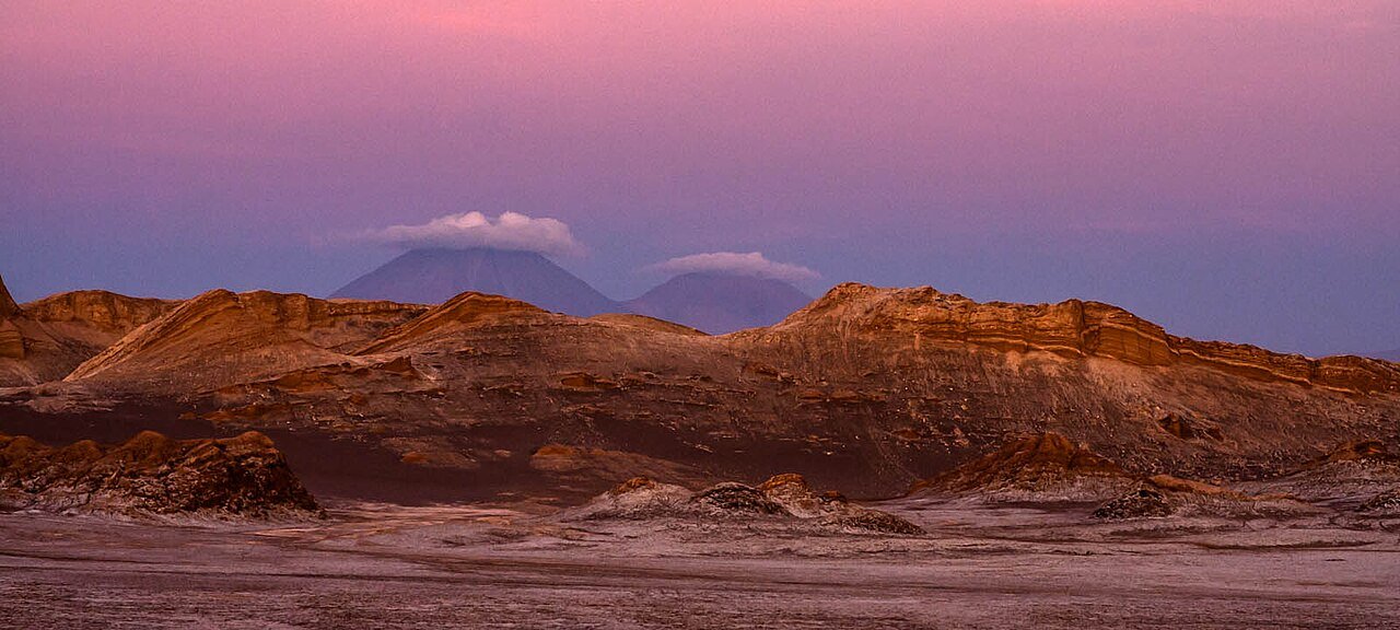 https://overlandtraveltips.com/wp-content/uploads/2026/08/1280px-Valle_della_Luna_01.jpg