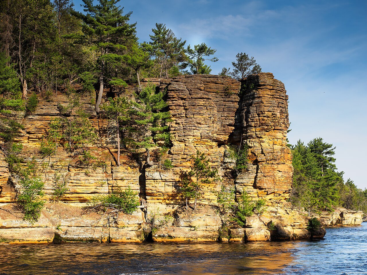https://overlandtraveltips.com/wp-content/uploads/2026/08/1280px-Wisconsin_Dells2C_Memorial_Day_Weekend_2014.jpg