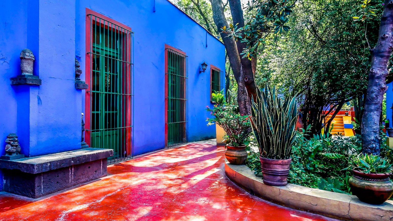https://overlandtraveltips.com/wp-content/uploads/2026/08/68e544b9cddfc91a84a8df99_659c11167afaa0d32b5abdb9_Frida_Casa-azul_jardin.jpeg
