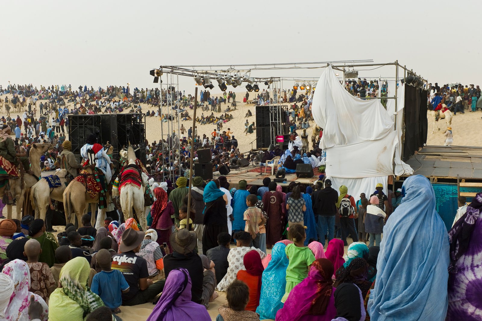https://overlandtraveltips.com/wp-content/uploads/2026/08/Audience_at_the_Festival_au_Desert_near_Timbuktu2C_Mali_2012.jpg