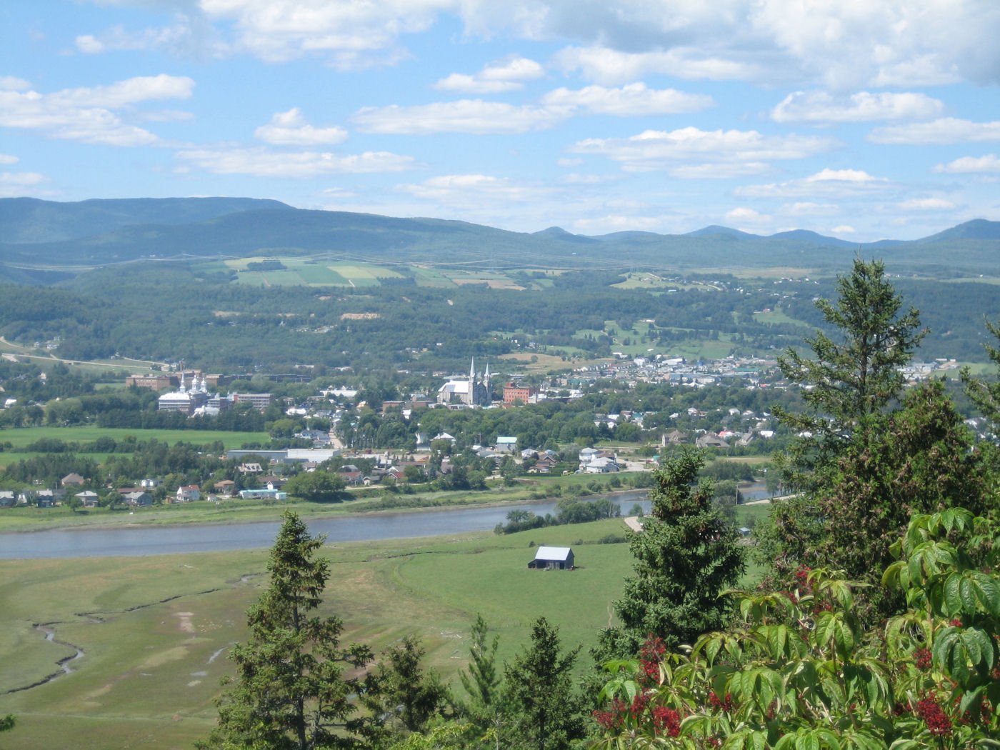 https://overlandtraveltips.com/wp-content/uploads/2026/08/Baie_Saint-Paul_vu_du_nord.jpg