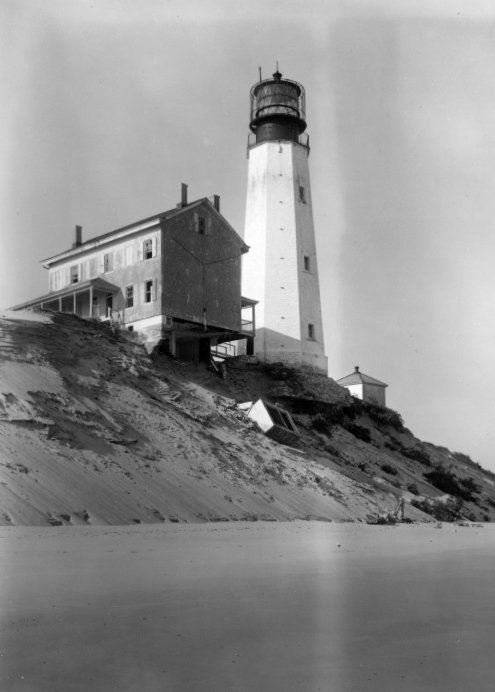 https://overlandtraveltips.com/wp-content/uploads/2026/08/Cape_Henlopen_Light.jpg