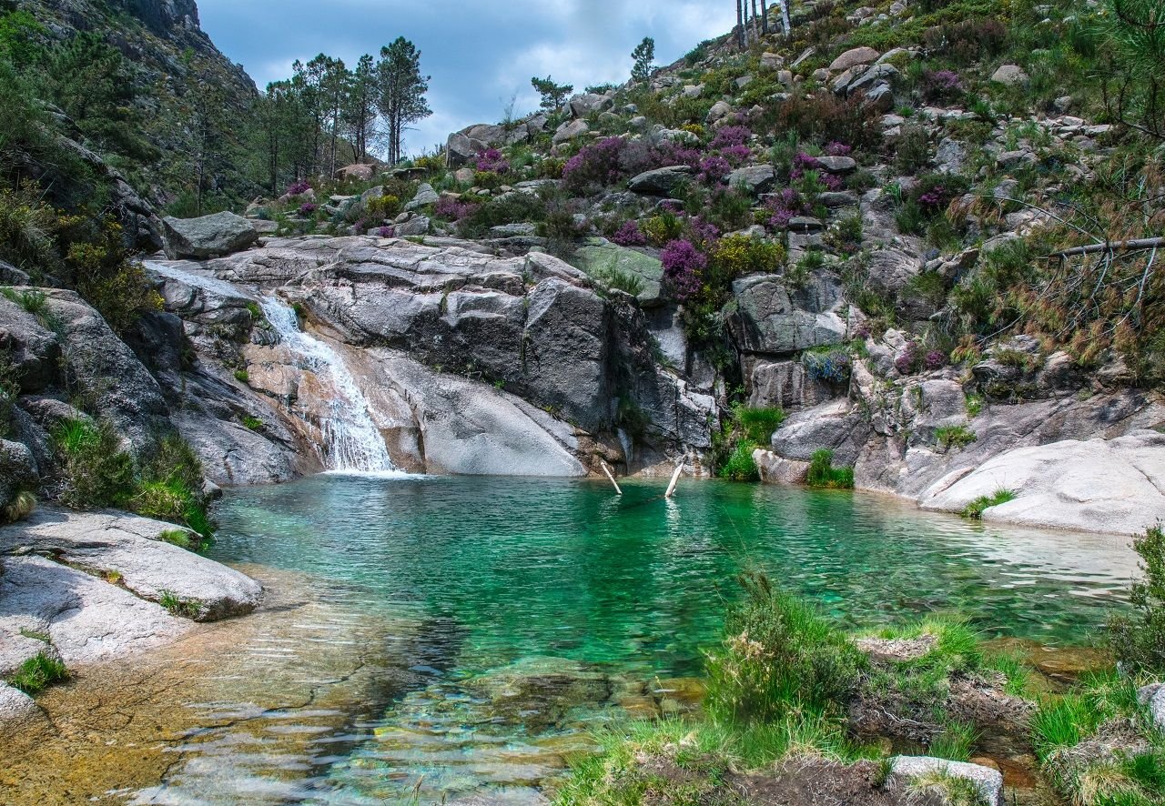 https://overlandtraveltips.com/wp-content/uploads/2026/08/Cascada-Poco-Azul-waterfall-on-a-mountain-stream.jpg