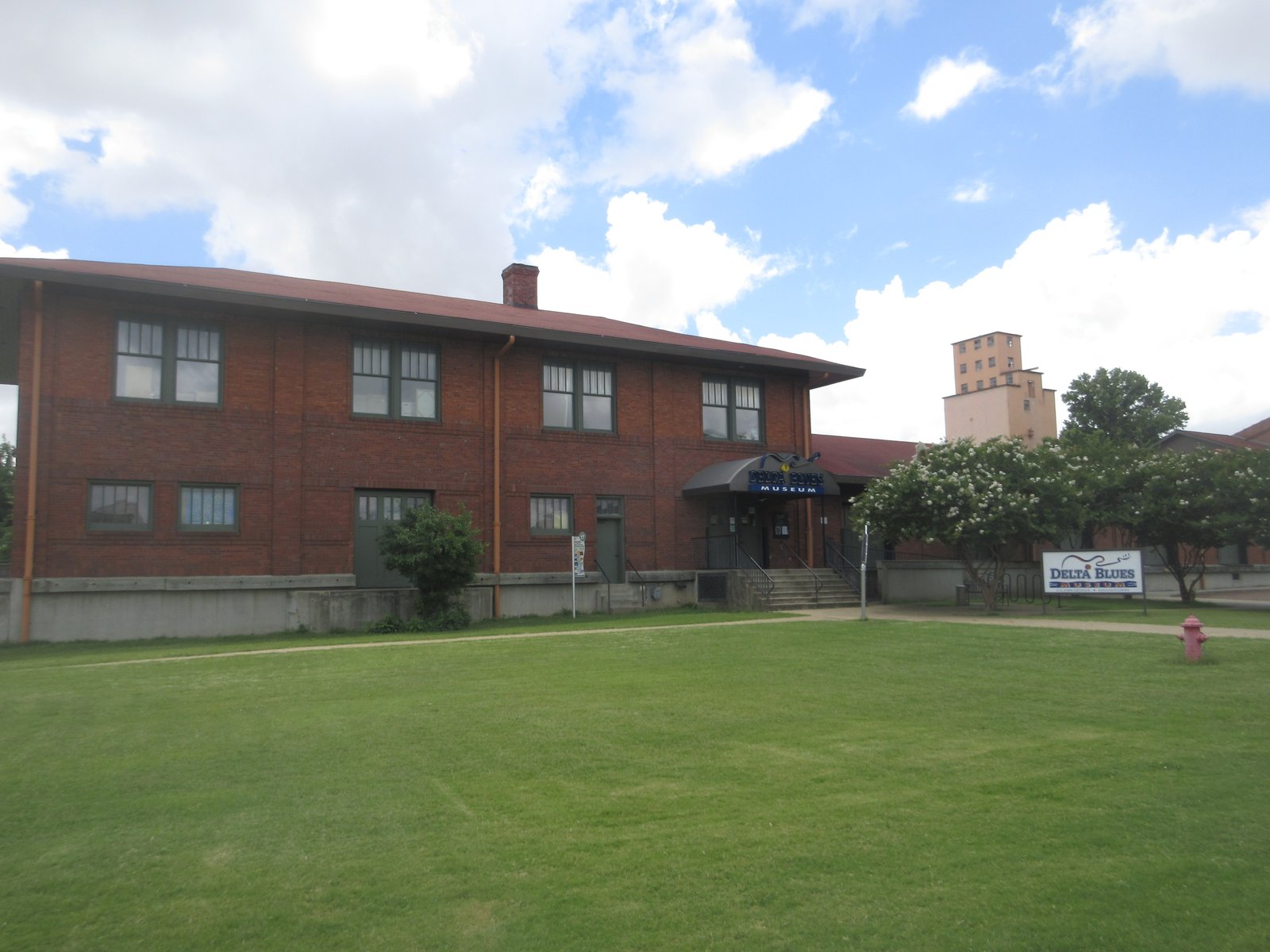 https://overlandtraveltips.com/wp-content/uploads/2026/08/Delta_Blues_Museum_2.jpg