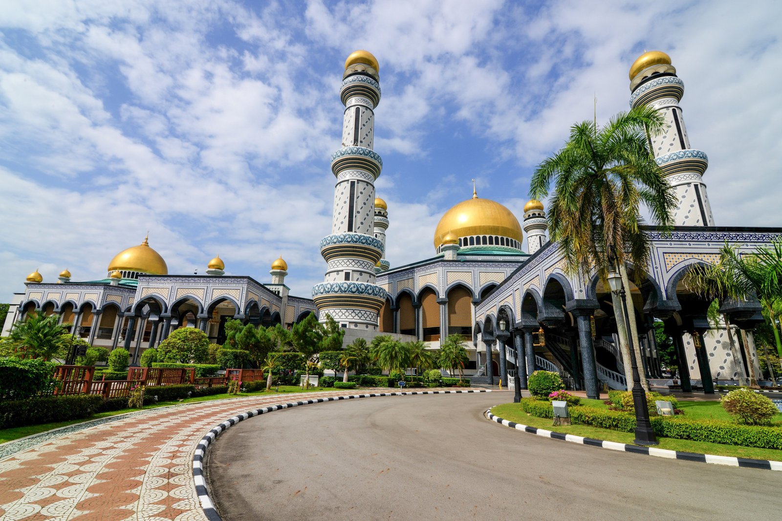 https://overlandtraveltips.com/wp-content/uploads/2026/08/Jame27Asr_Hassanil_Bolkiah_Mosque_281840430754029.jpg