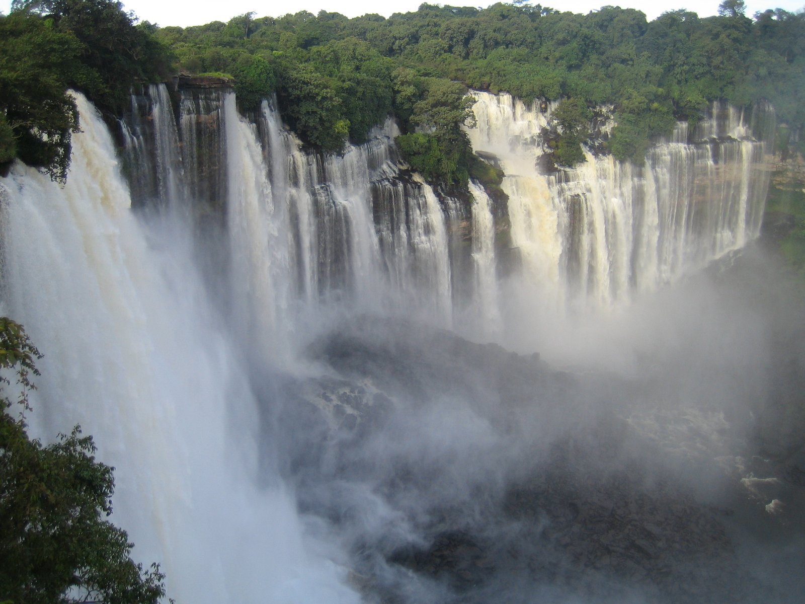 https://overlandtraveltips.com/wp-content/uploads/2026/08/Kalandula_waterfalls_of_the_Lucala-River_in_Malange2C_Angola.JPG