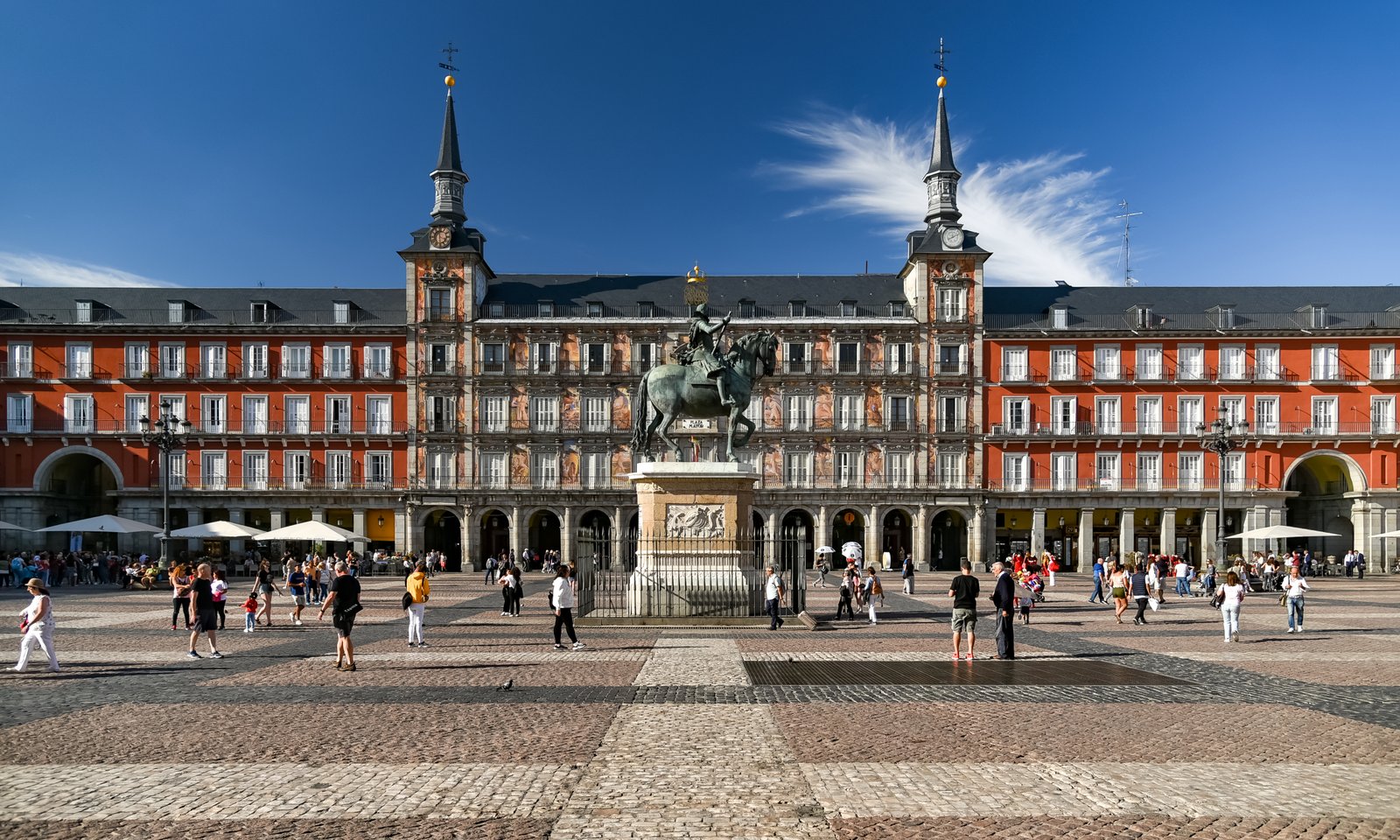 https://overlandtraveltips.com/wp-content/uploads/2026/08/Madrid_Plaza_Mayor_284873370627329.jpg