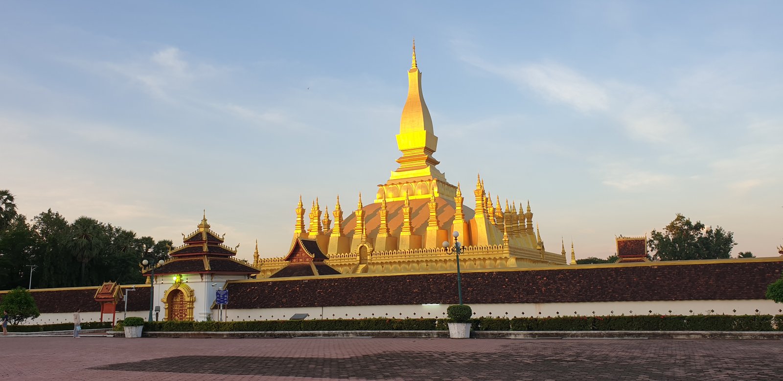 https://overlandtraveltips.com/wp-content/uploads/2026/08/Pha_That_Luang2C_July_2023.jpg