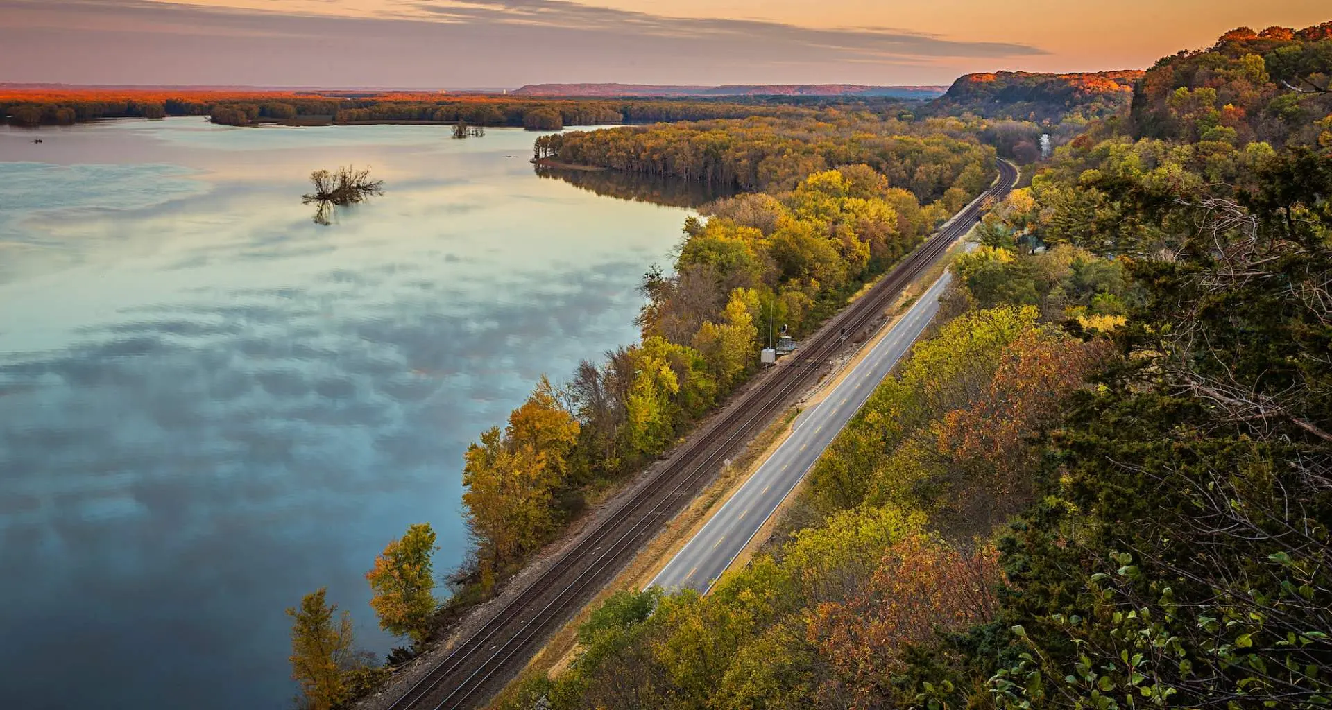 https://overlandtraveltips.com/wp-content/uploads/2026/08/Road-Great-River-Road-Alotn-Grafton__FocusFillMaxWyItMC4wMSIsIjAuMDkiLDE5MjAsMTAyNF0_ExtRewriteWyJqcGVnIiwid2VicCJd.webp