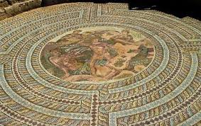 https://img.atlasobscura.com/RYLnIi42aNhaYLQ7OaZE9kjy0ji0hGbO_fyPhVSy1X4/rt%3Afit/h%3A400/q%3A81/sm%3A1/scp%3A1/ar%3A1/aHR0cHM6Ly9hdGxh/cy1kZXYuczMuYW1h/em9uYXdzLmNvbS91/cGxvYWRzL3BsYWNl/X2ltYWdlcy9ub3l2/MHhzcjI1OHR1eXVx/MDUyNjVkMGU0MDY3/OTY0ZWU4X0FyY2hh/ZW9sb2dpY2FsX1Bh/cmtfUGFwaG9zX0N5/cHJ1c18wNi5qcGc.jpg