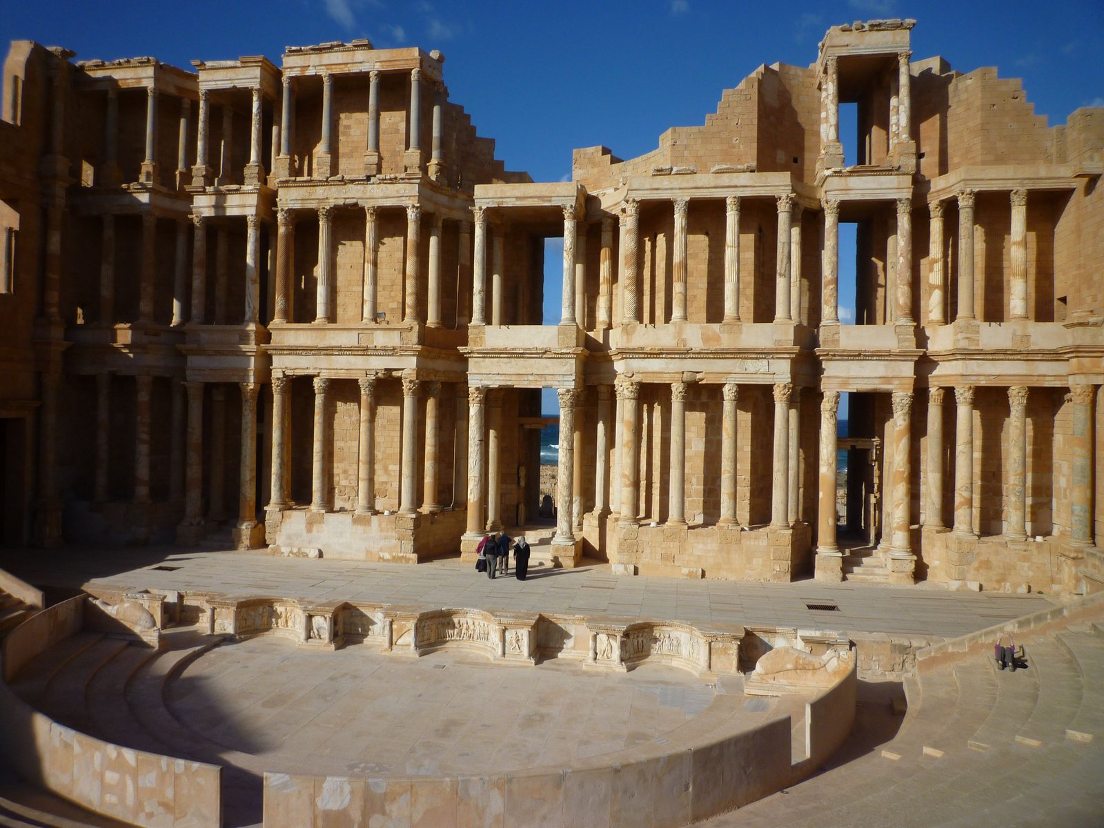 https://overlandtraveltips.com/wp-content/uploads/2026/08/Sabratha_-_BC3BChnenhaus_des_Theaters_2._Jh.jpg