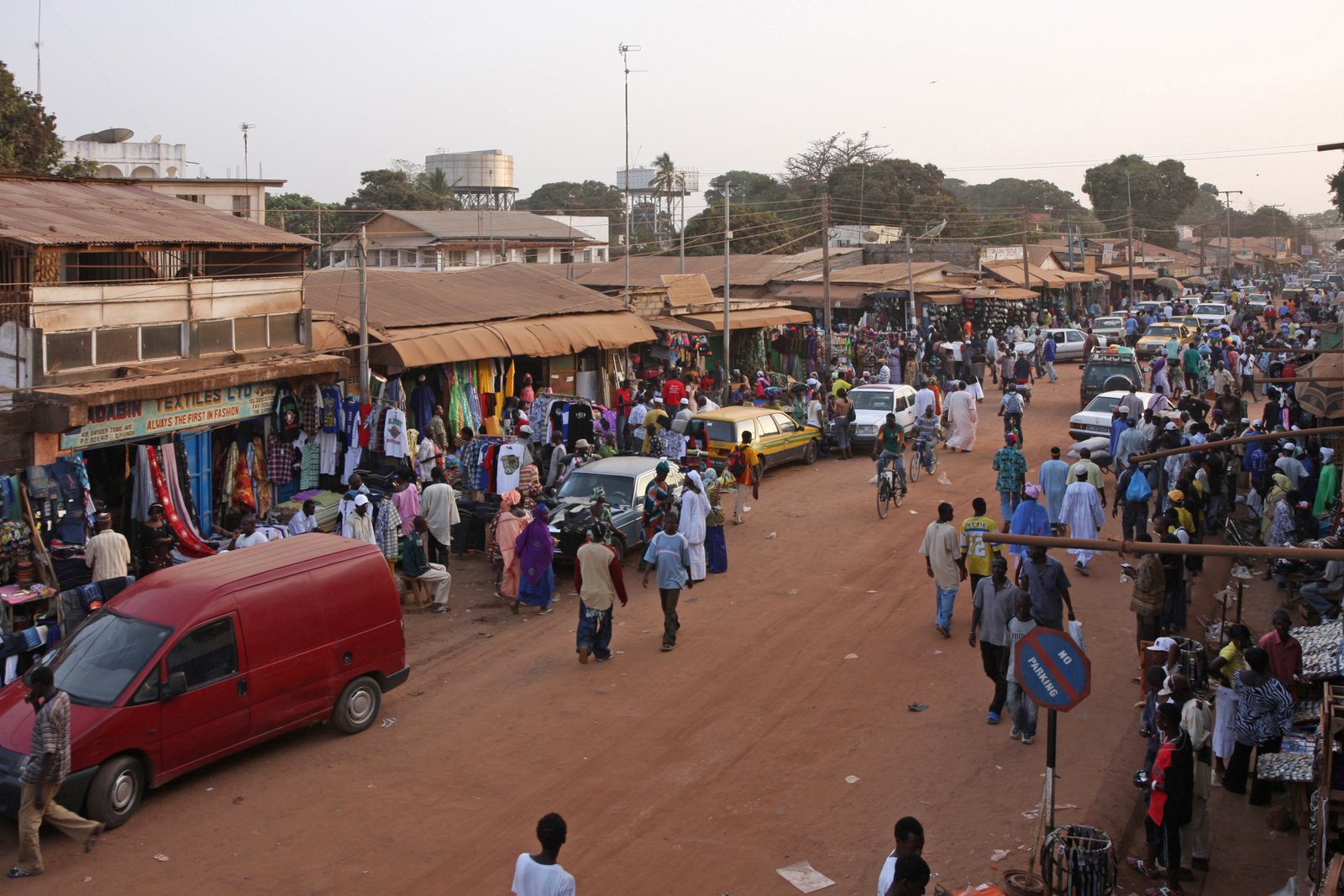 https://overlandtraveltips.com/wp-content/uploads/2026/08/Serekunda_market.jpg