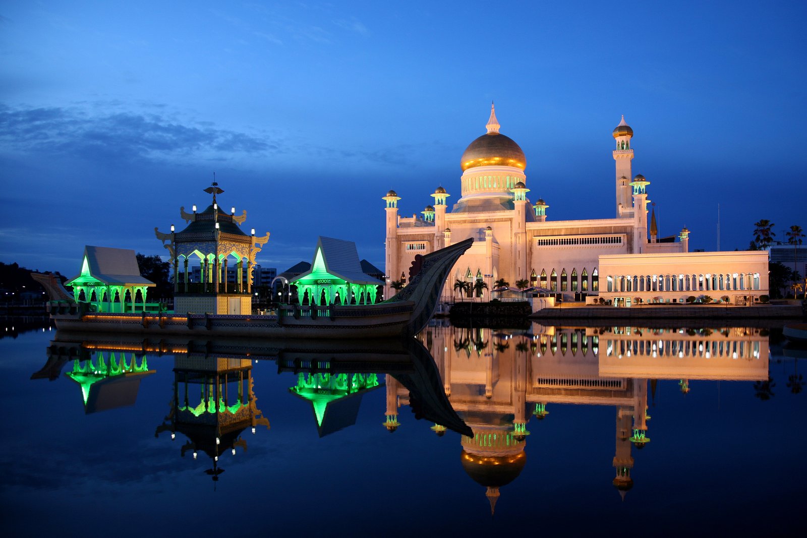 https://overlandtraveltips.com/wp-content/uploads/2026/08/Sultan_Omar_Ali_Saifuddin_Mosque_02.jpg