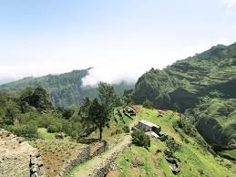 https://www.vista-verde.com/fileadmin/_processed_/2/c/csm_santo-antao-wandern-gruene-taeler_6bc7a581c5.jpg