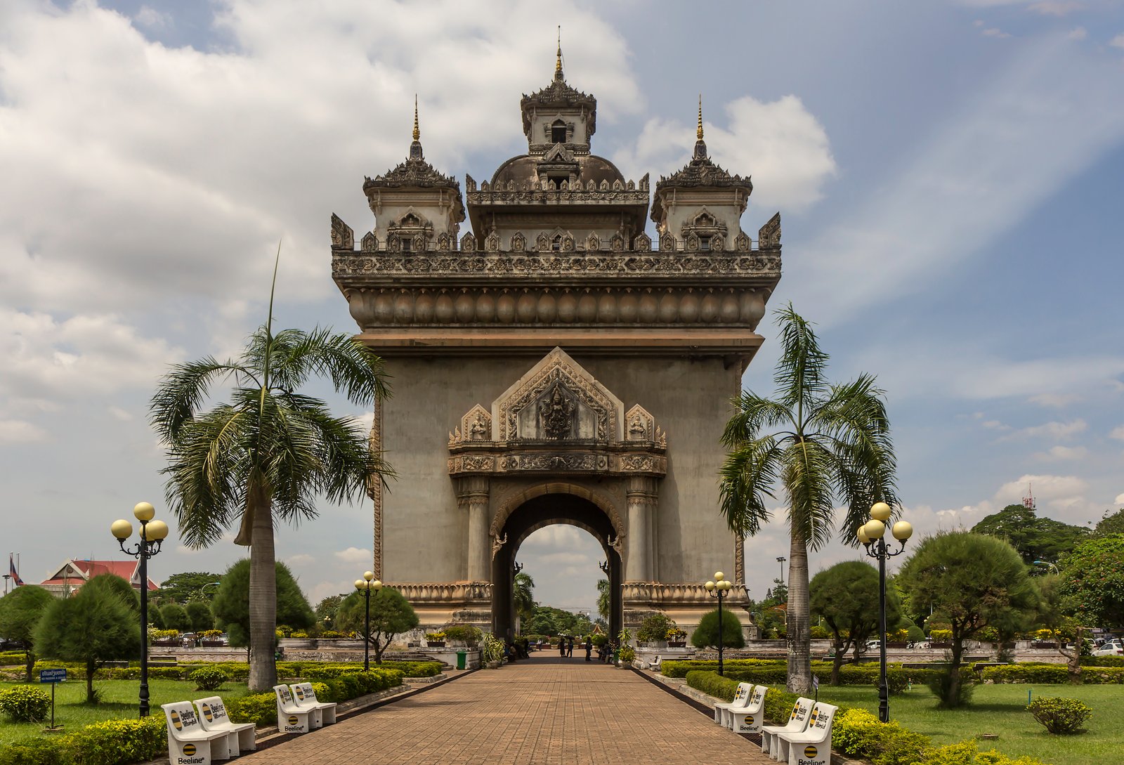 https://overlandtraveltips.com/wp-content/uploads/2026/08/Vientiane_-_Patuxai_-_0003.jpg
