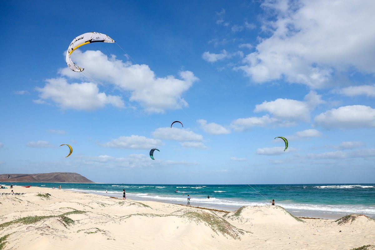 https://overlandtraveltips.com/wp-content/uploads/2026/08/kitesurfen-auf-den-kapverden_1200x800.jpg