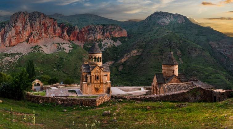 https://overlandtraveltips.com/wp-content/uploads/2026/08/noravank-naslovna_166a0ebfdc3907.jpg