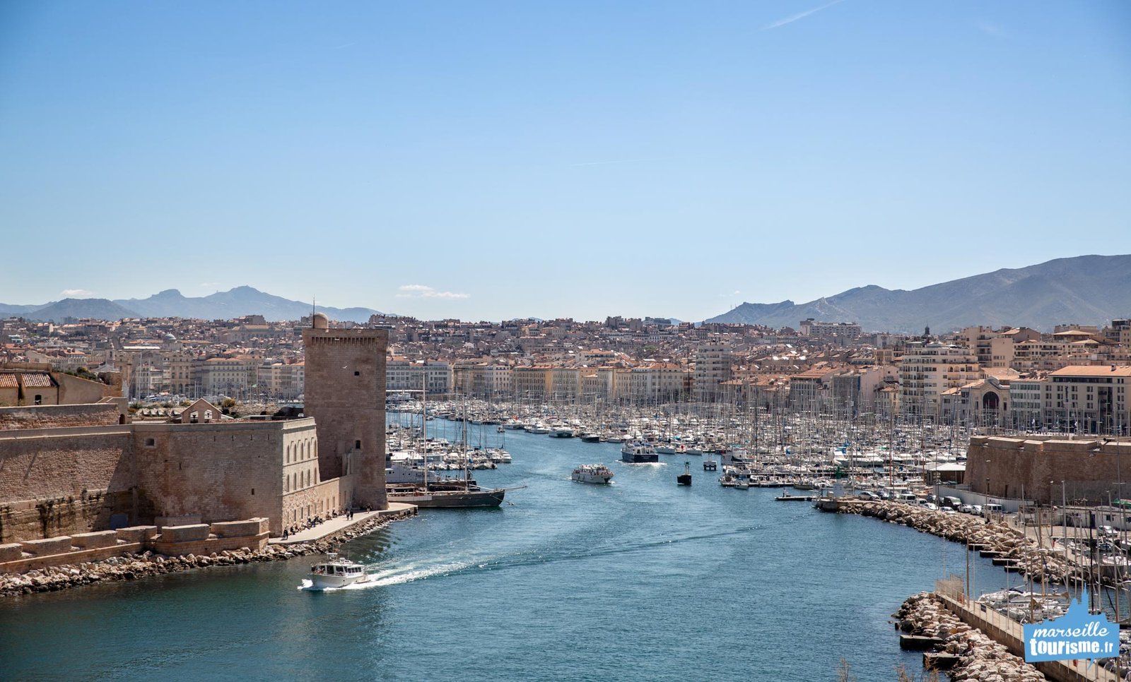 https://overlandtraveltips.com/wp-content/uploads/2026/08/quartier-vieux-port.jpg