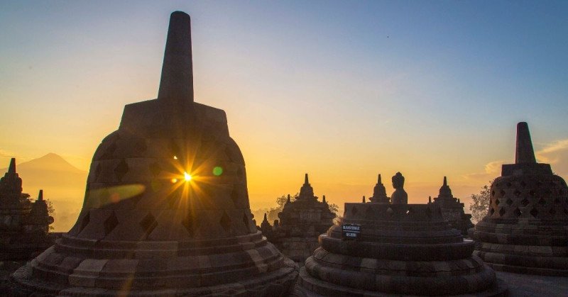 https://overlandtraveltips.com/wp-content/uploads/2026/08/the-wonders-of-borobudur-sunrise.jpg