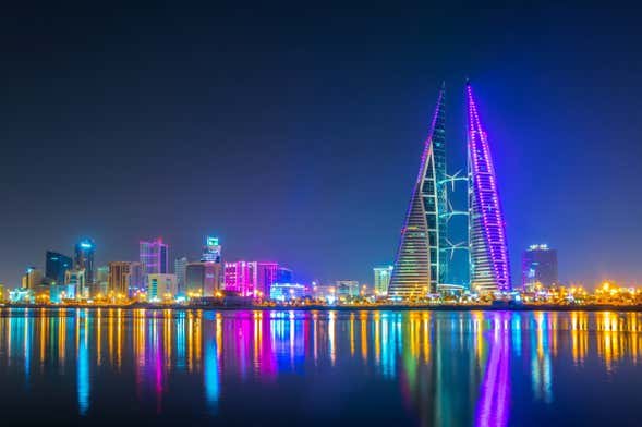 https://overlandtraveltips.com/wp-content/uploads/2026/08/tour-nocturno-manama-589x392.jpg
