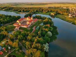 https://cdn.belarus.travel/Files/News/Nesvizh-Castle/nesvizh-castle_17.JPG